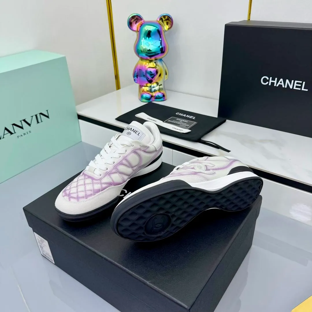 👟👟Ex-factory price 640👟👟 Top version Chanel Chanel - 2025 counter top casual sports shoes This sneaker is a classic design; the upper is electro-embroidered with a variety of techniques; the outsole is fashionable and sporty; it is unusual to incorporate a variety of color matching elements... The diversified mix and match is very beautiful and versatile, and can be used for leisure, fashion, sports and outdoor... ꫛꫀꪝ Go➫ Material: ❶The upper is made of: original cowhide ❷The inner lining is made of: original imported sheepskin ❸The outsole is based on: original TPU combination outsole Full set of boutique packaging for women 35–41 👉